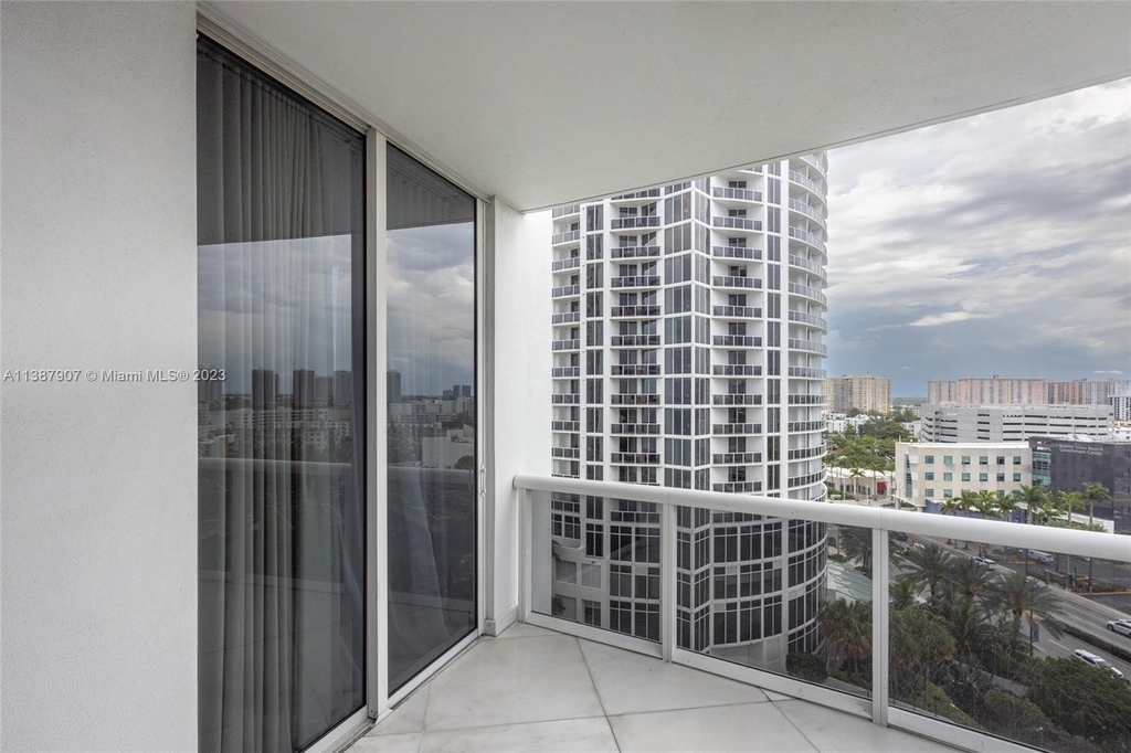 18101 Collins Ave - Photo 36