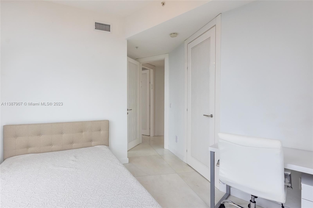 18101 Collins Ave - Photo 23