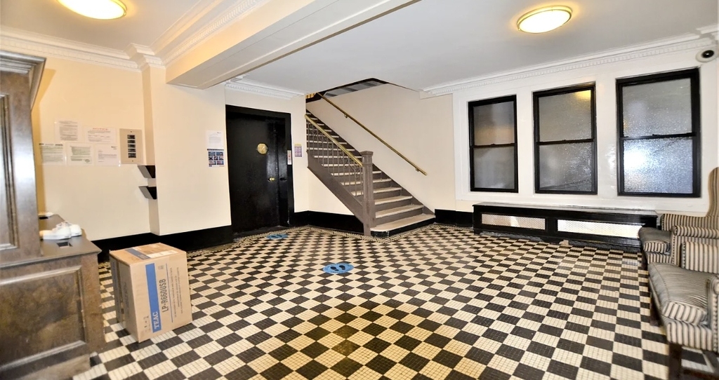 West 10th Street - Photo 3