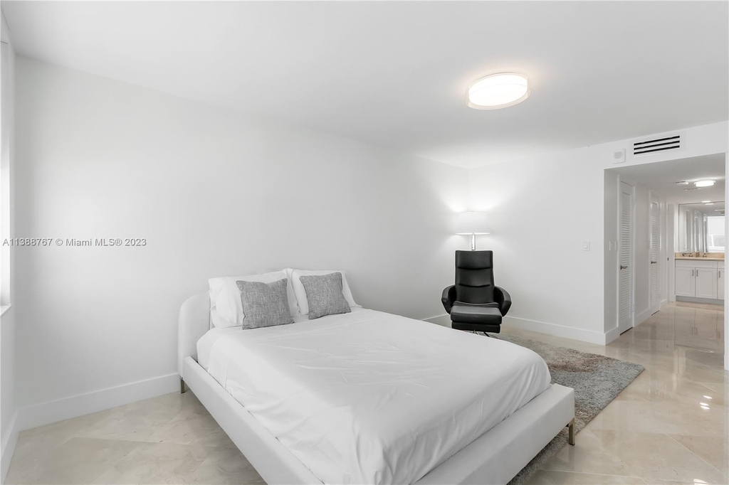 6039 Collins Ave - Photo 10