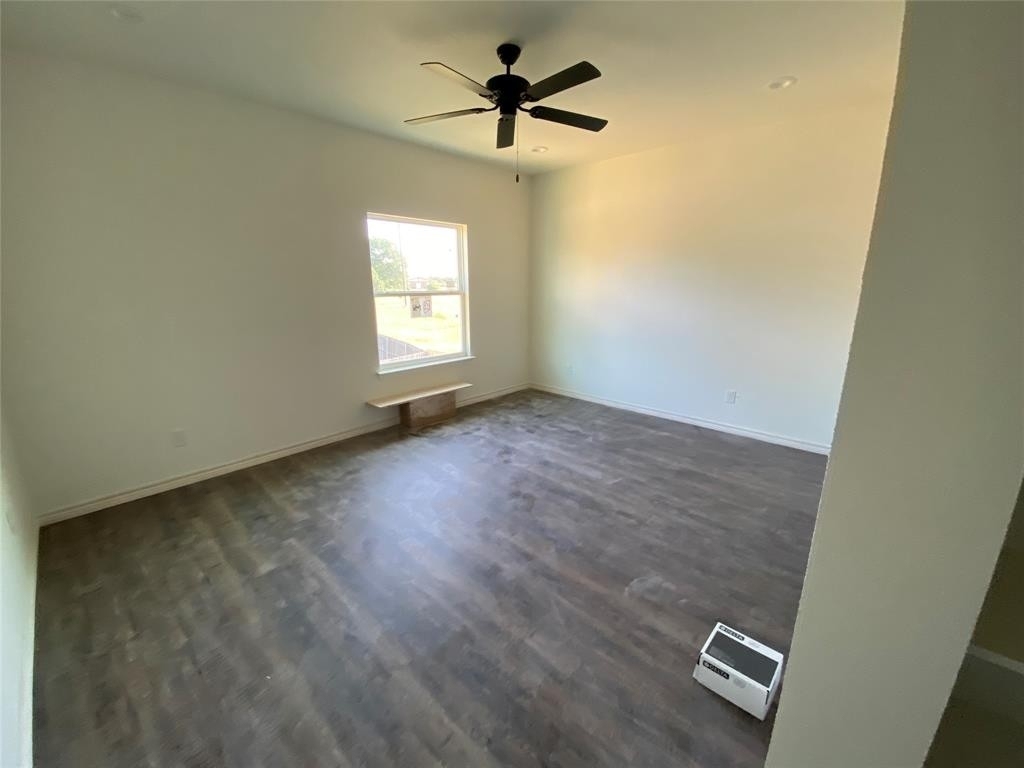 1402 Courtney Place - Photo 3