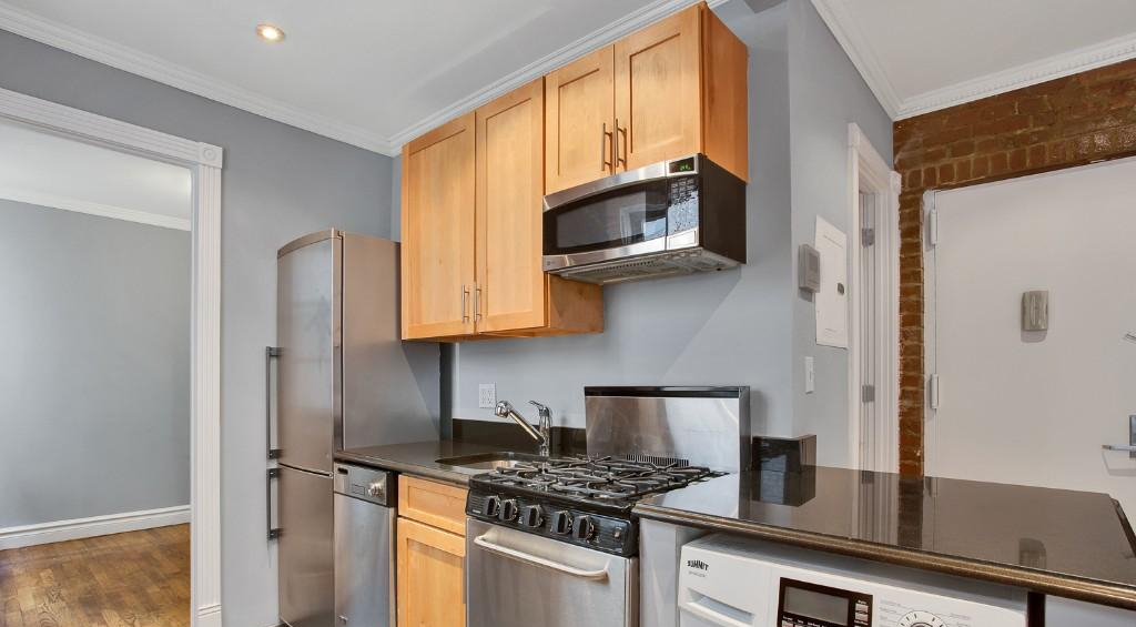 Spacious 2 Bedroom East Village Residence Washer/Dryer in Unit NO FEE - Available August 1 - Photo 2