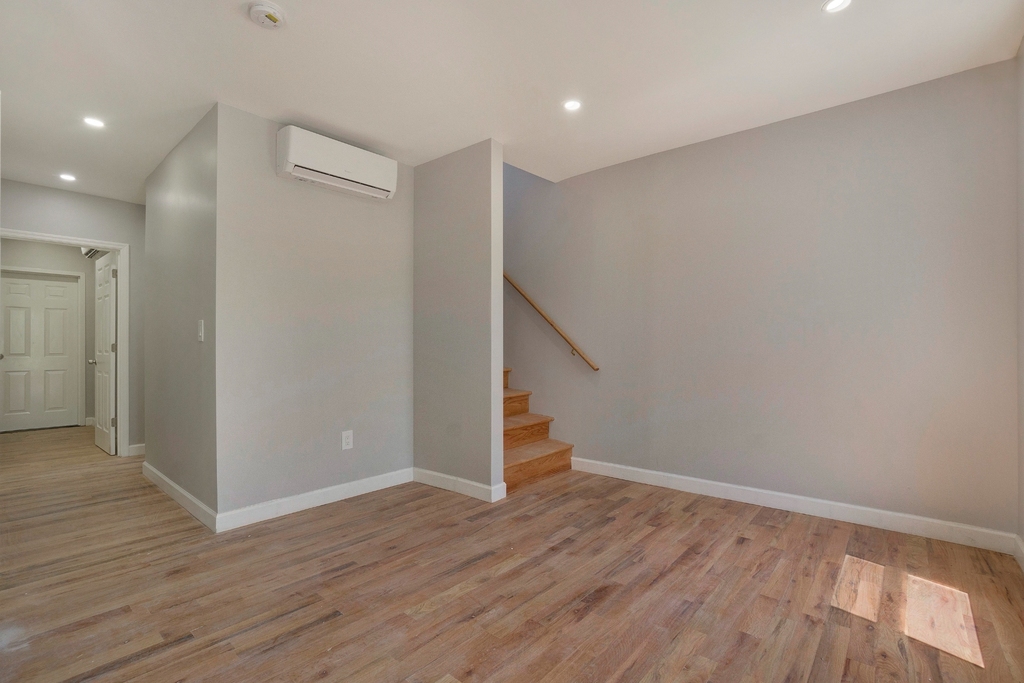 75 Woodbine Street - Photo 2