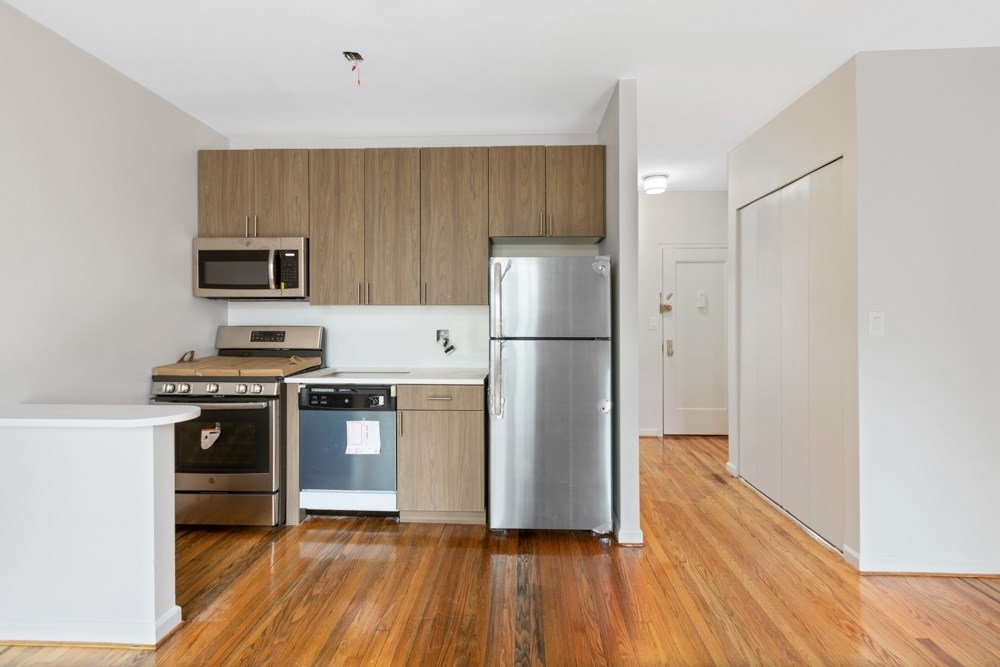 Beautiful Spacious 1 Bedroom (Queen Size) Home in Murray Hill - Photo 1