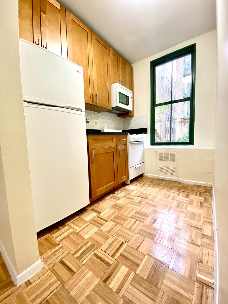 Large and Sunny 1 Bedroom UES Residence - Laundry in Building 2nd Floor Walk-up - Photo 2