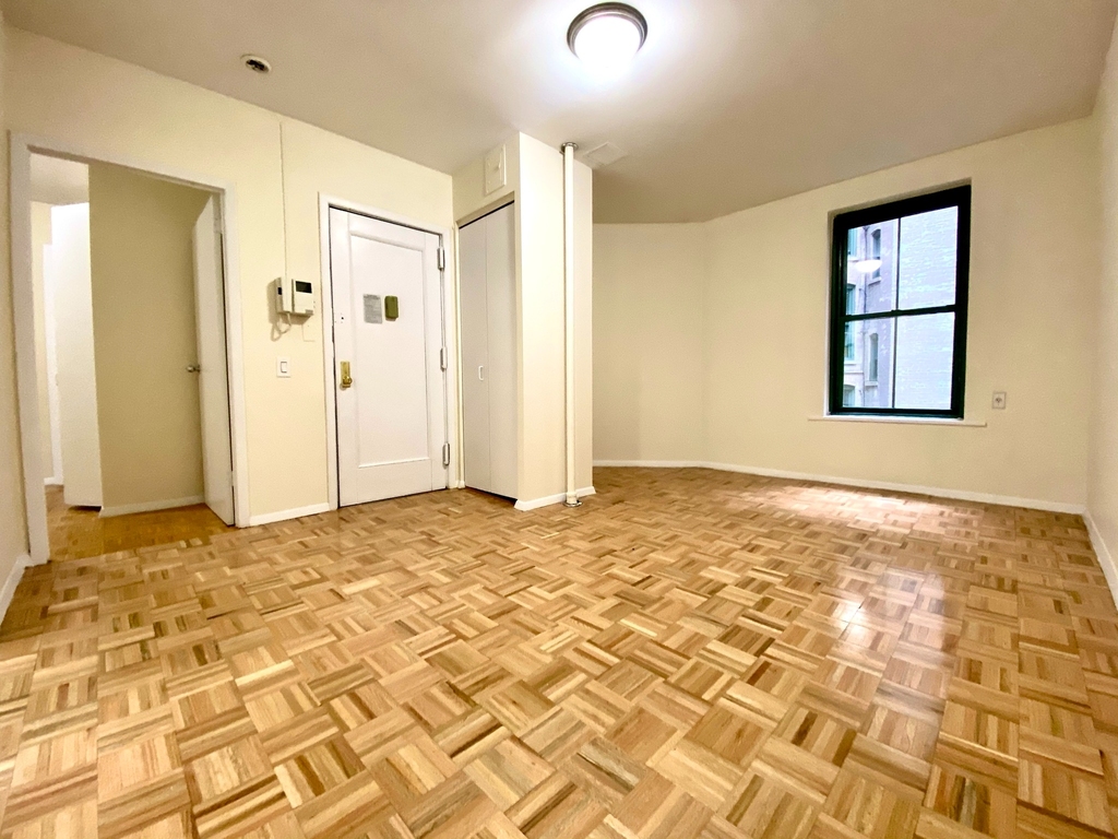 Large and Sunny 1 Bedroom UES Residence - Laundry in Building 2nd Floor Walk-up - Photo 1