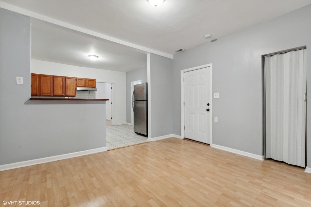 560 W 18th Street - Photo 2