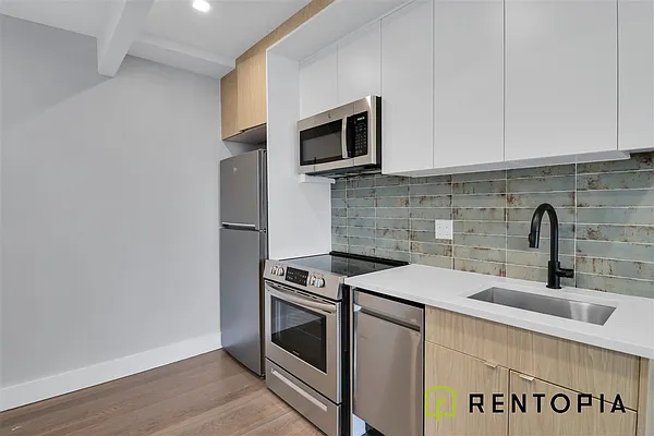 173 Conselyea Street - Photo 1