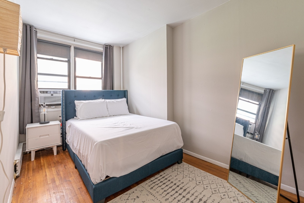 240 West 55th Street - Photo 4