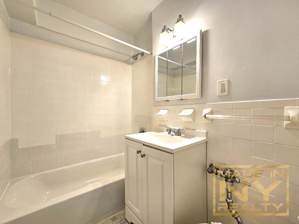 224-10 Jamaica Ave - Photo 4