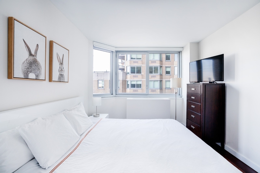 401 East 34th Street - Photo 7