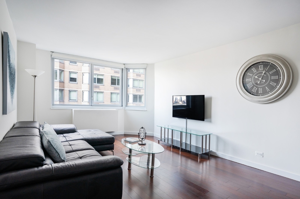 401 East 34th Street - Photo 5