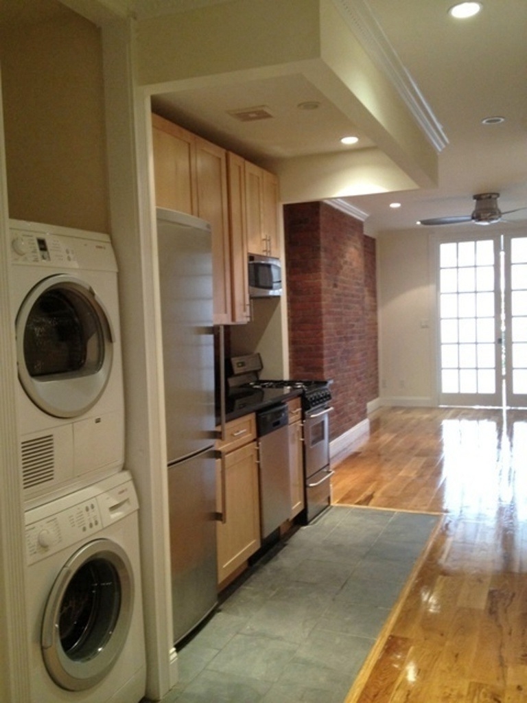 East 7th Street and 1st Avenue - Photo 8
