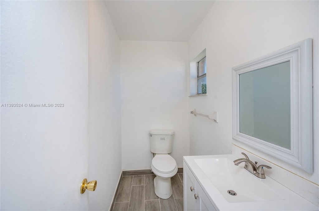 810 Sw 105th Ave - Photo 8