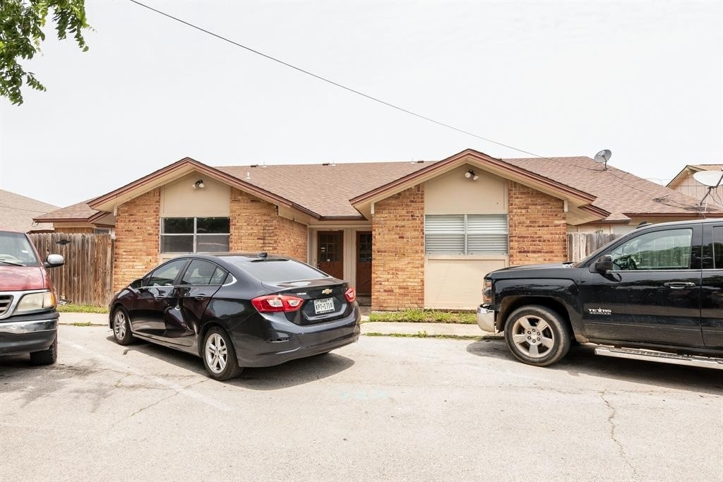 720 E Pecan Street - Photo 1