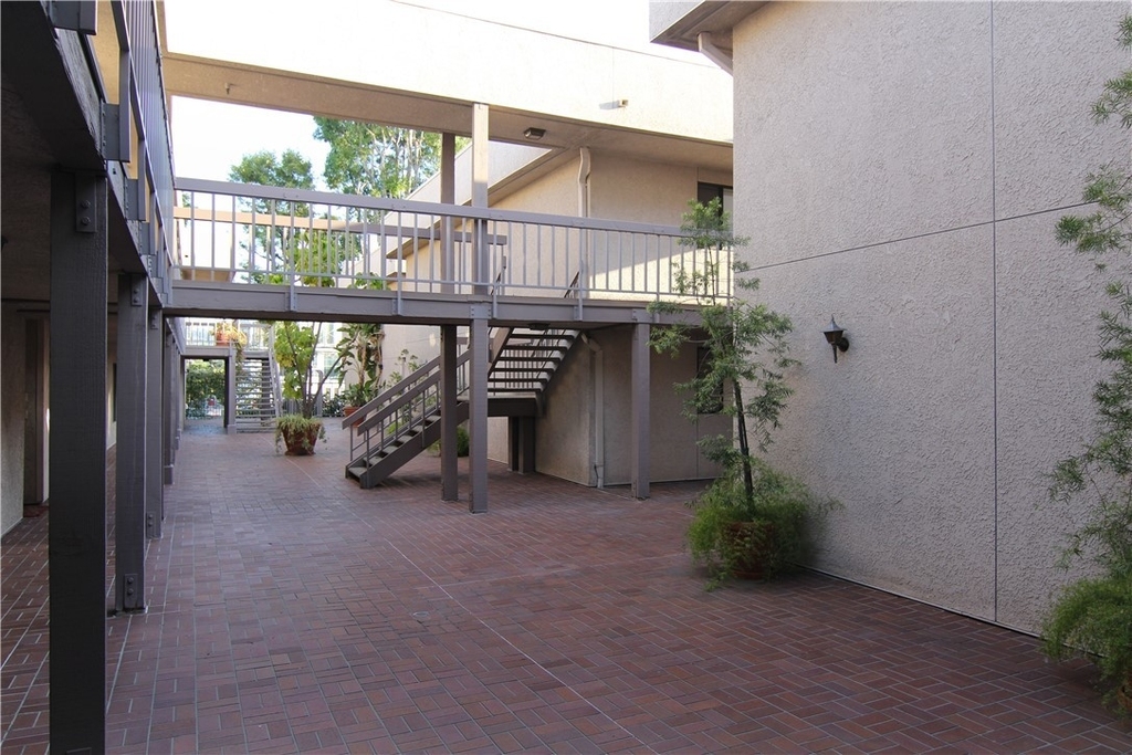 15207 Magnolia Boulevard - Photo 10