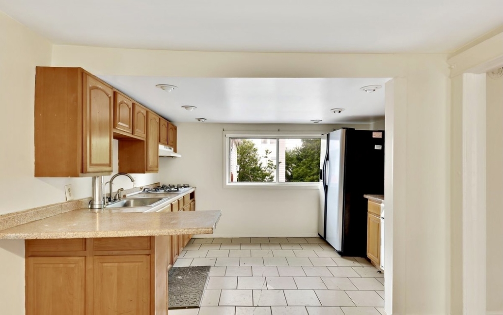 2011 Gildersleeve Avenue - Photo 0