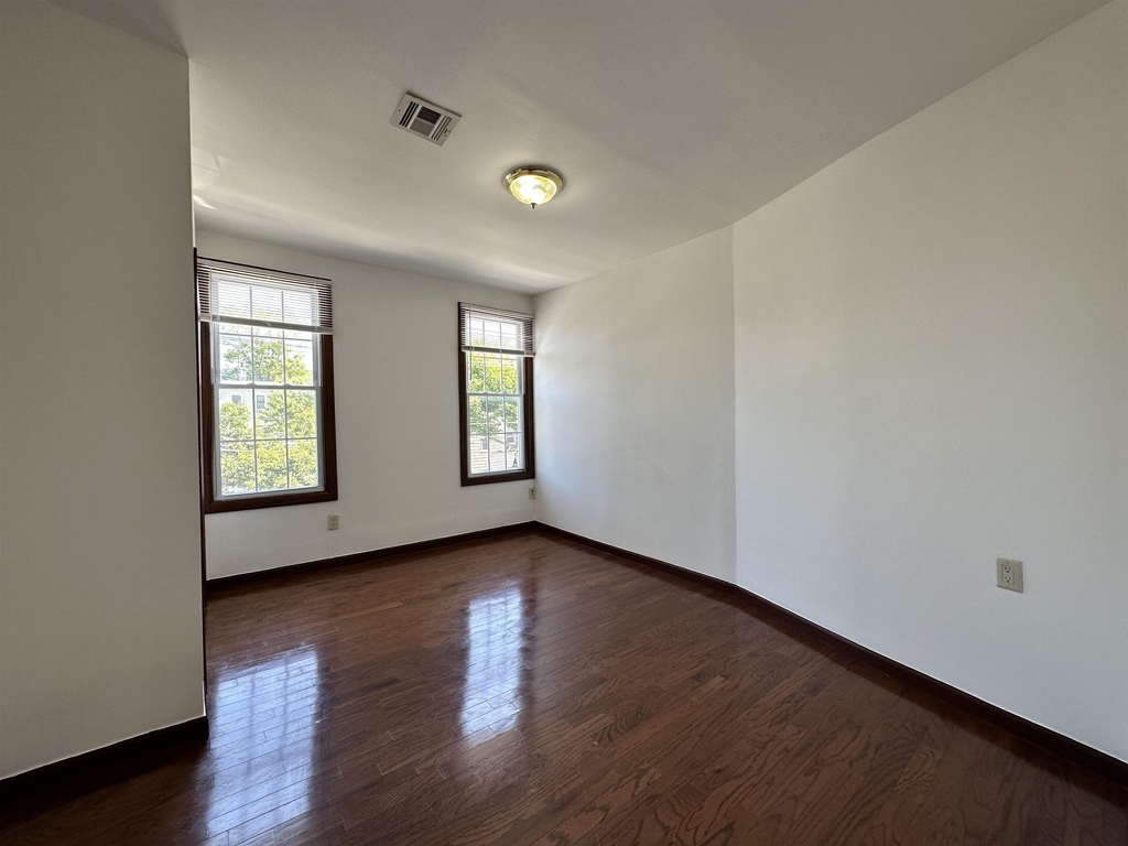 125 Zabriskie St - Photo 12