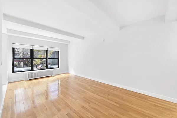 390 East 57 st - Photo 4