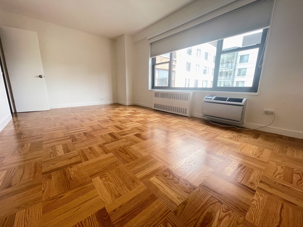 145 Fourth avenue - Photo 1