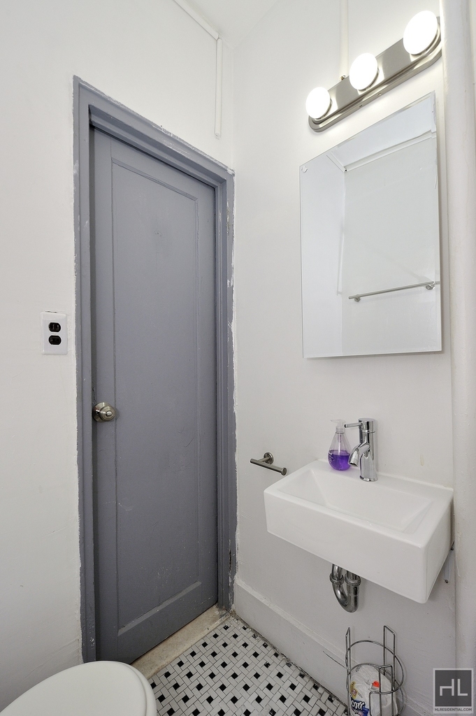 East 61 Street - Photo 18