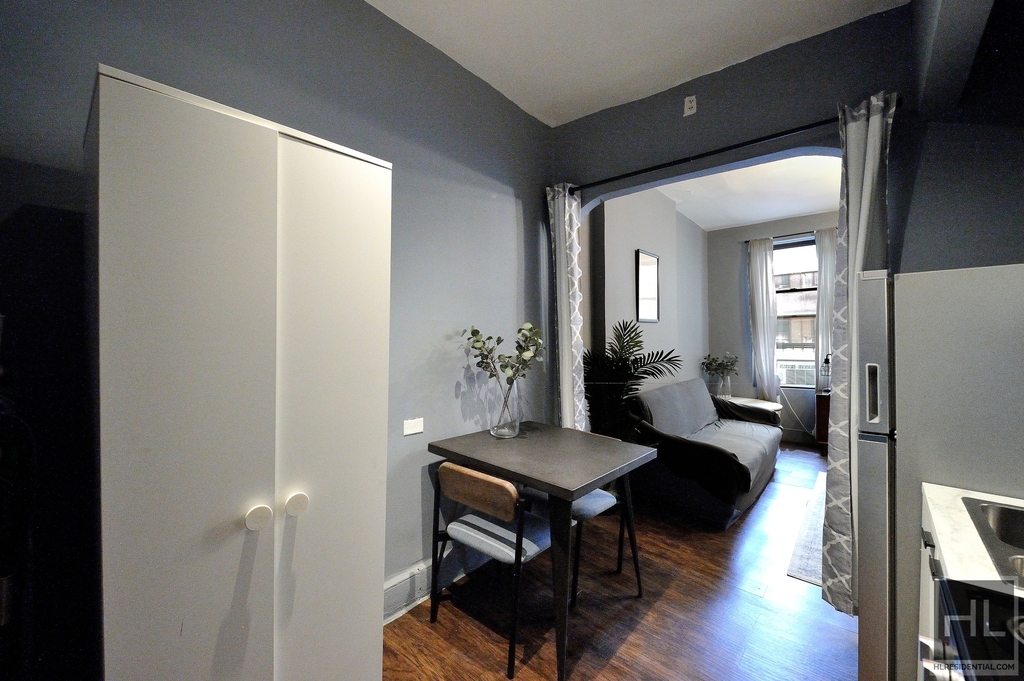 East 61 Street - Photo 5