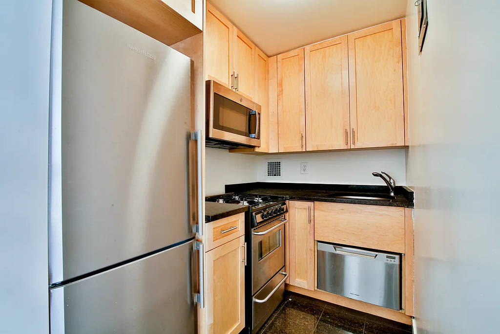 236 East 36th Street - Photo 3