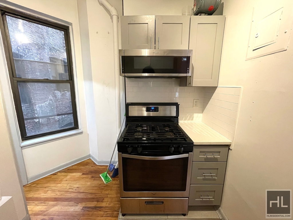 202 East 6 Street - Photo 4