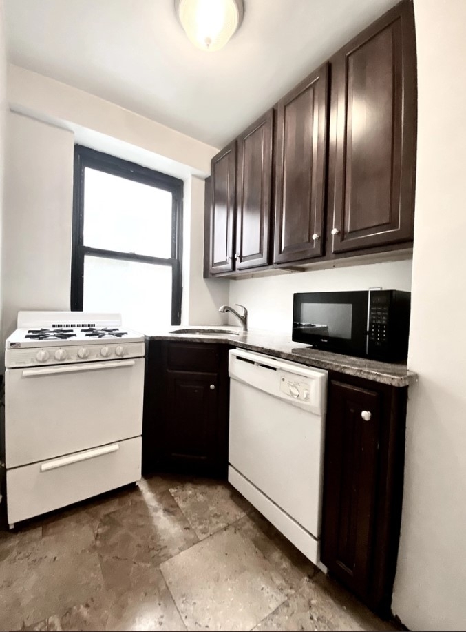 Midtown East, Tudor City - Photo 4