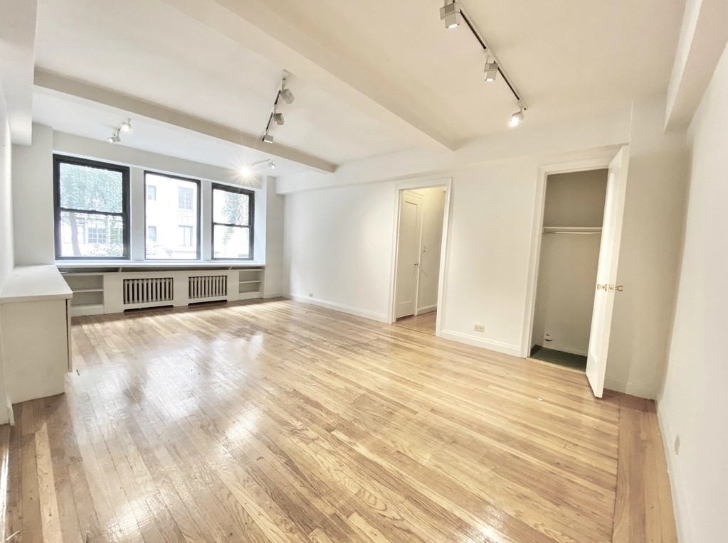 Midtown East, Tudor City - Photo 1