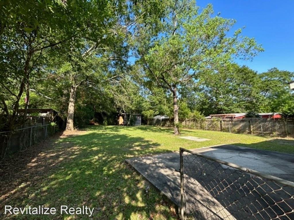 1104 Rhett Dr - Photo 2