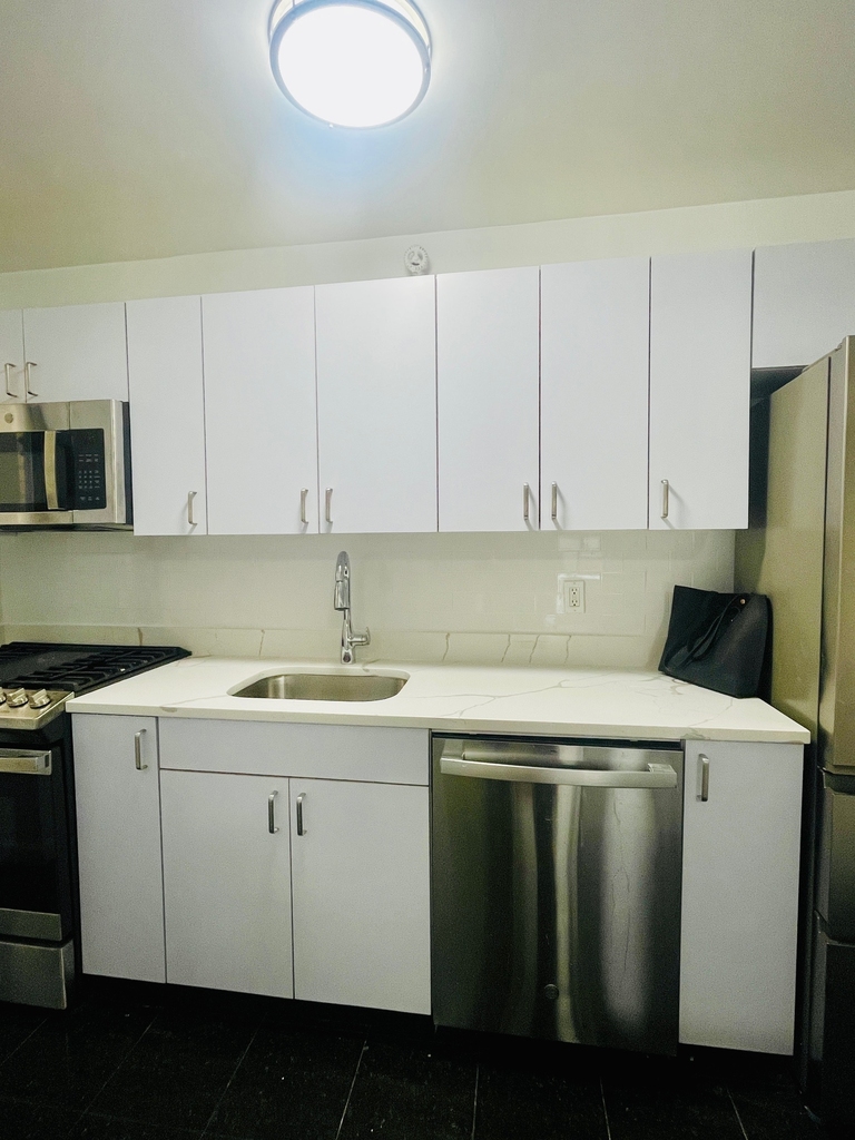 137 East 38th Street - Photo 3
