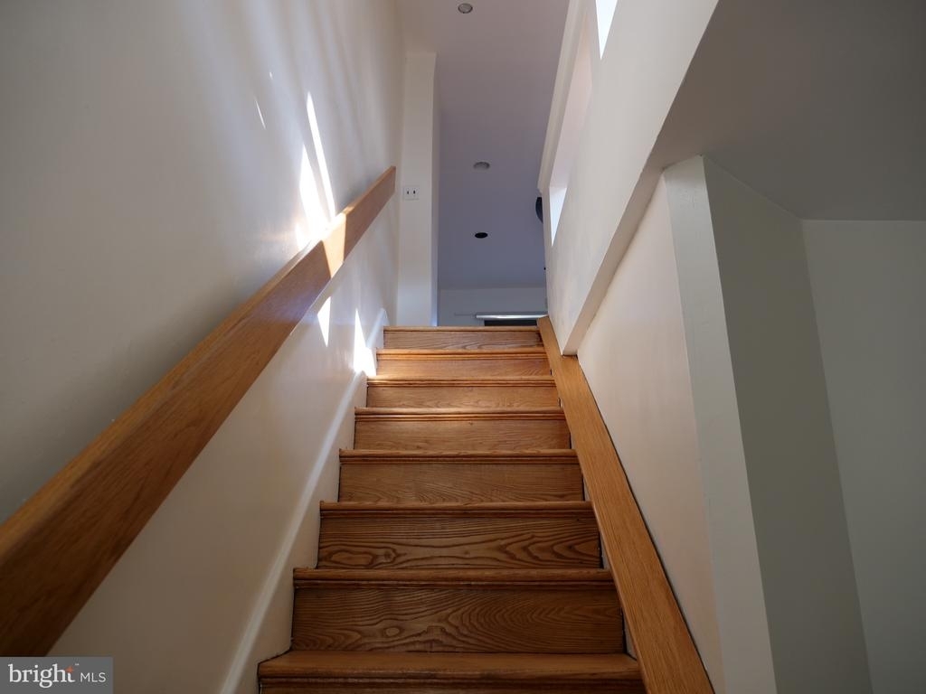 332 E Meehan Ave - Photo 2