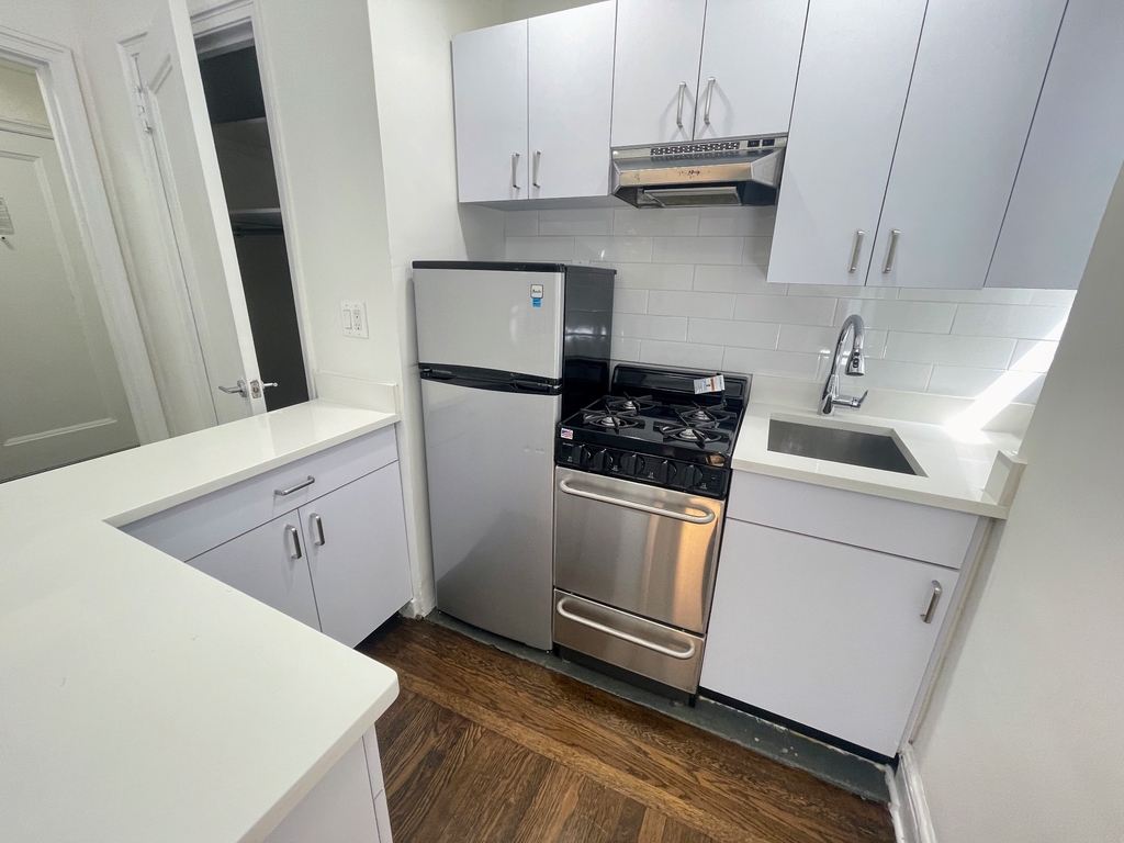 140 East 46th Street - Photo 2