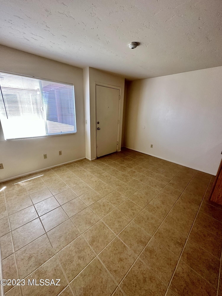 1810 E Blacklidge Drive - Photo 2