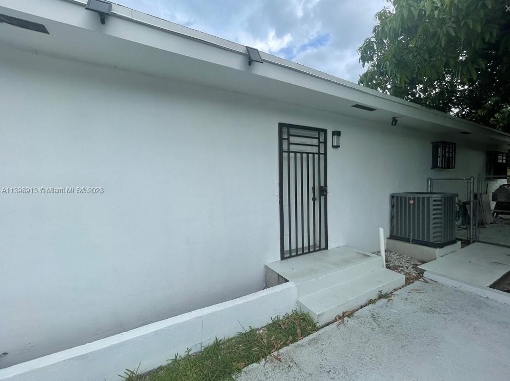 6880 Sw 25th St - Photo 0