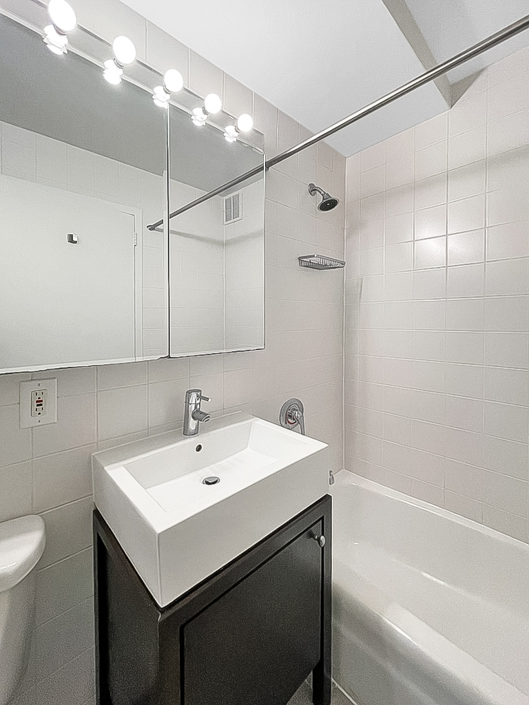E 17th Street - Photo 3