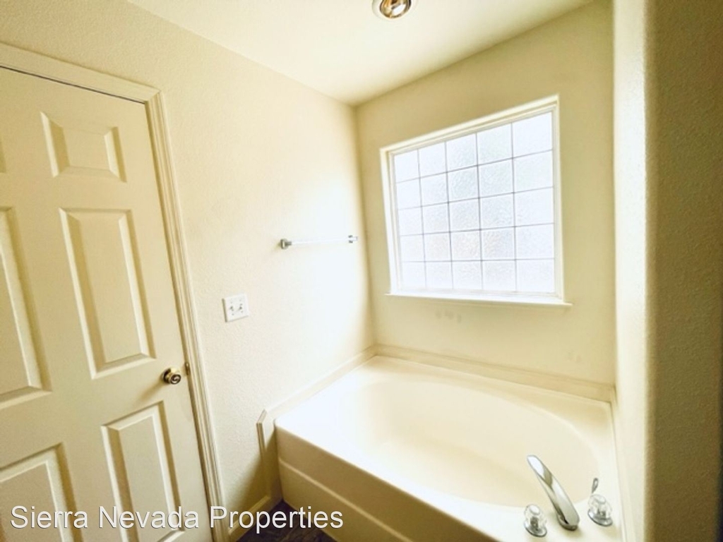 1526 Golf Court - Photo 10