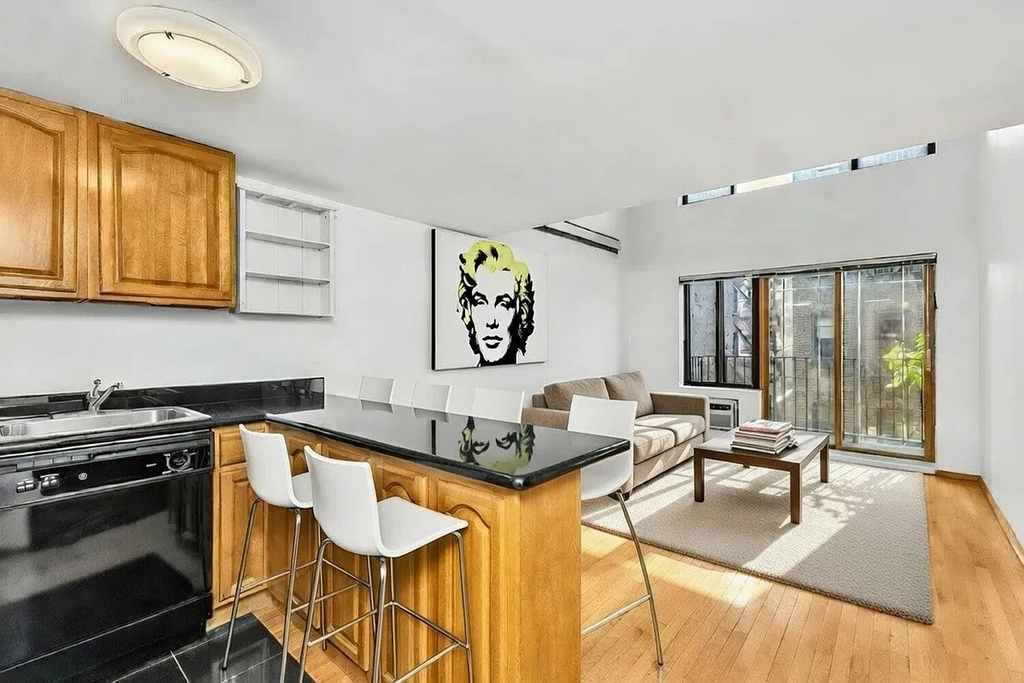 East 10th Street / 2nd ave - Photo 3
