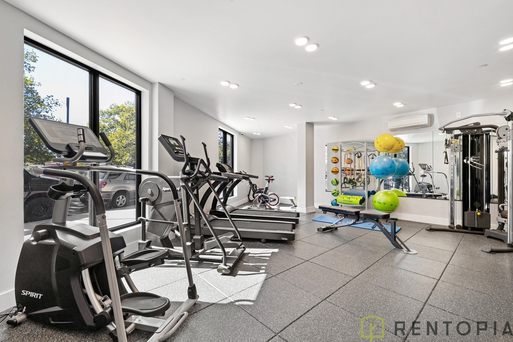 494 Manhattan Avenue - Photo 9