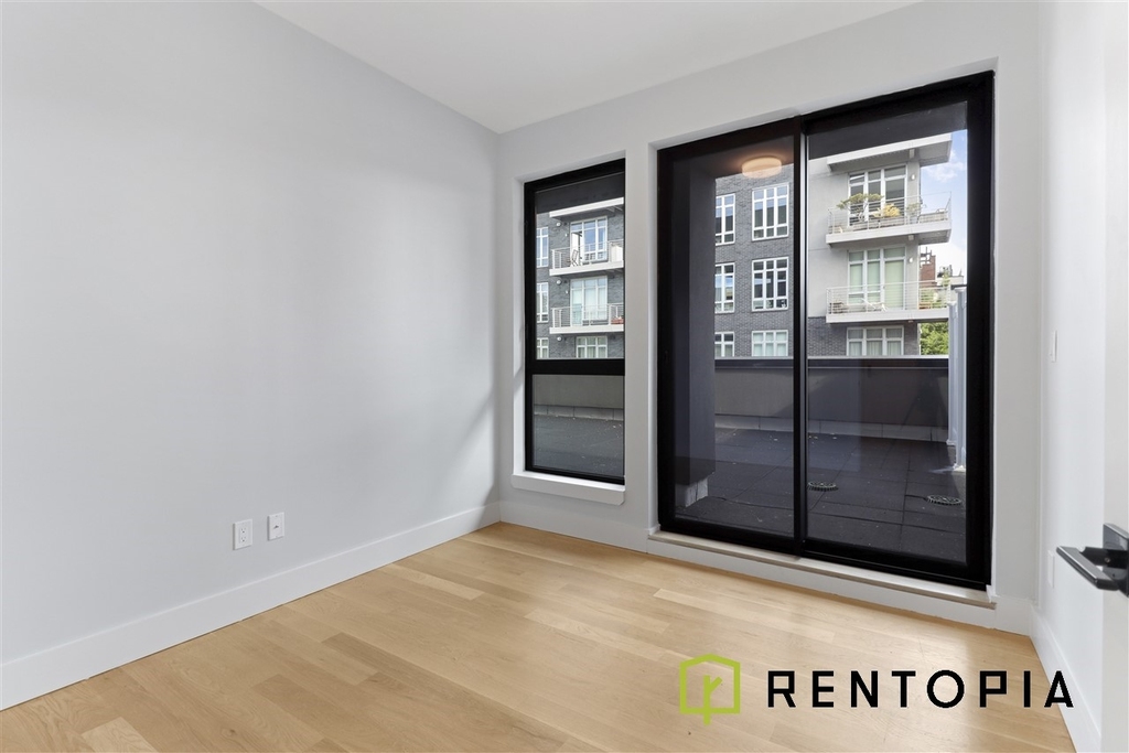 494 Manhattan Avenue - Photo 2
