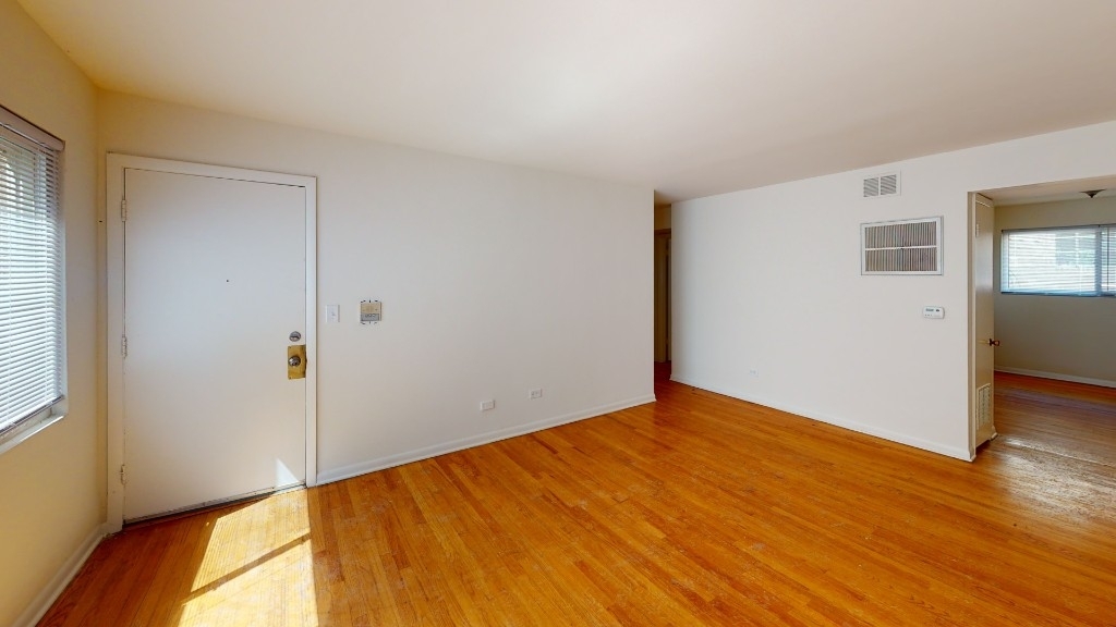 1624 Touhy - Photo 2