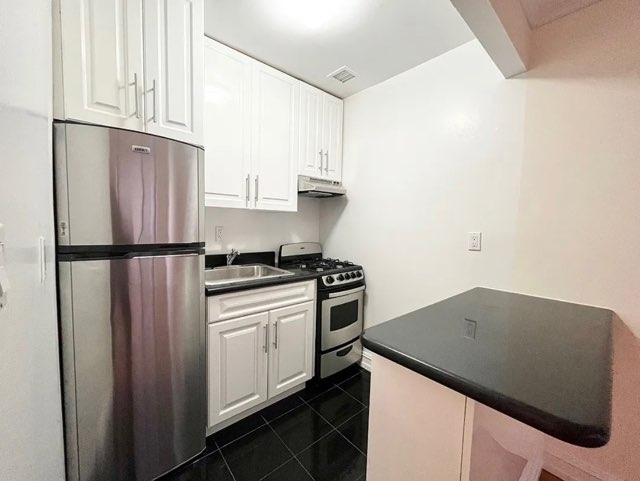 1661 York Avenue - Photo 3