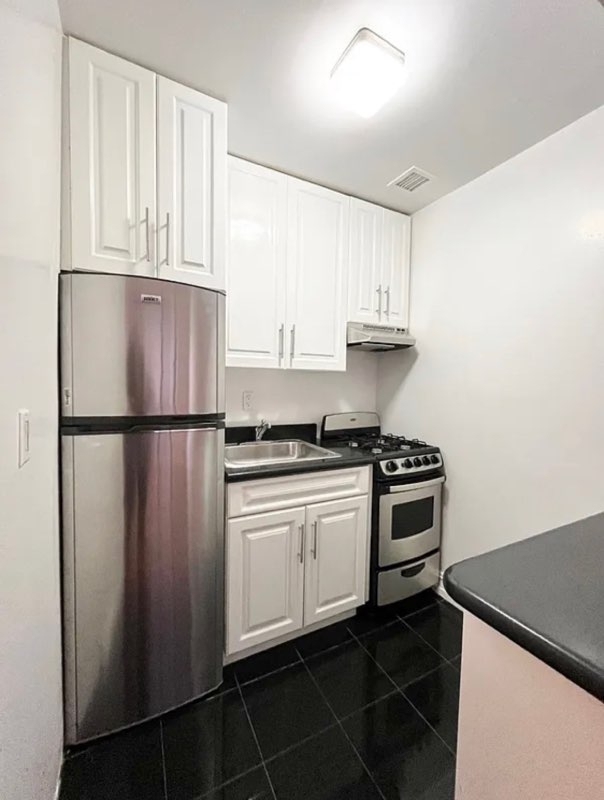 1661 York Avenue - Photo 1