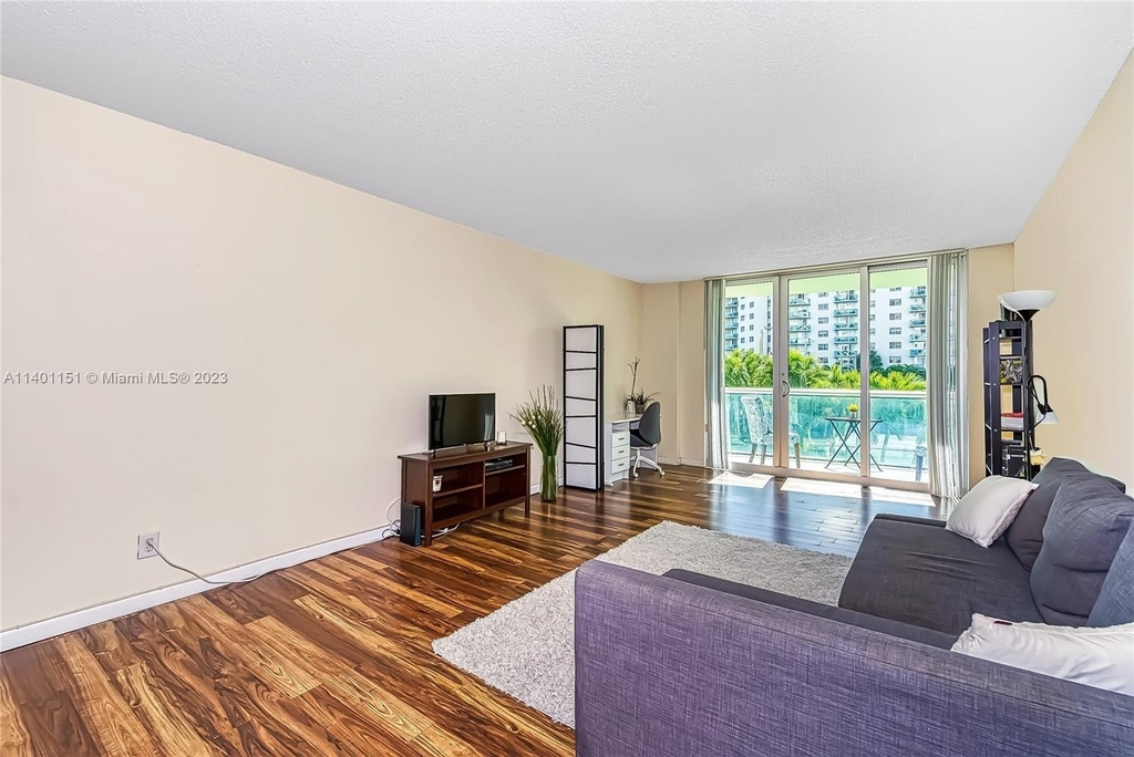 19380 Collins Ave - Photo 2