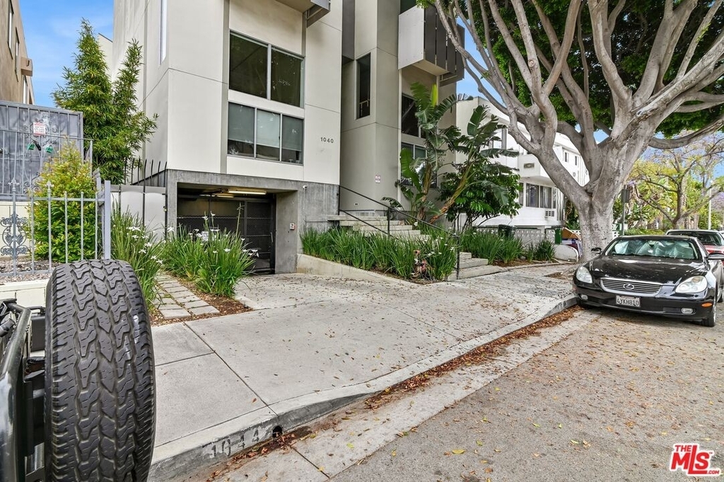 1040 N Curson Ave - Photo 0