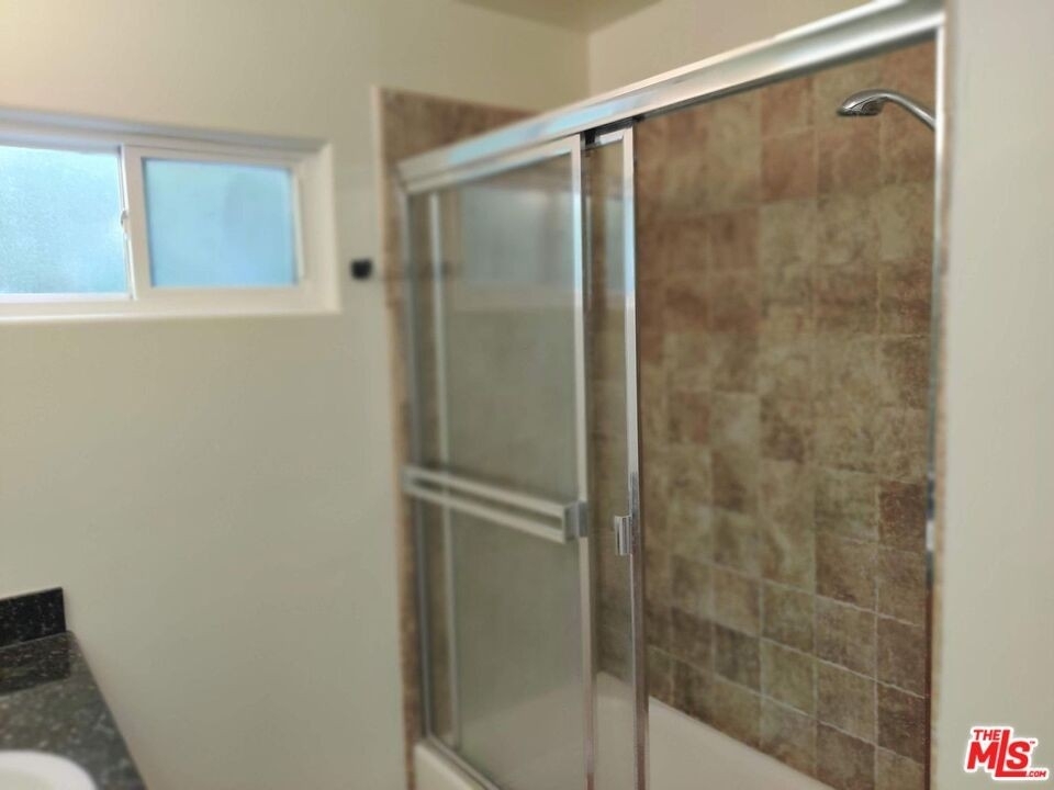 6452 Woodley Ave - Photo 5
