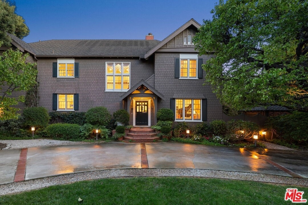 226 Palisades Ave - Photo 1