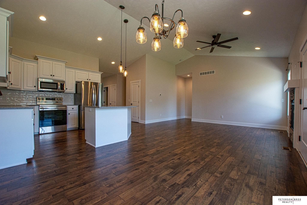 2712 Viking Circle - Photo 2