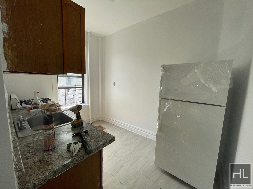 875 43 Street - Photo 2